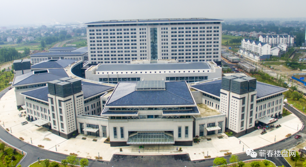 医疗配套方面,项目东侧 蕲春唯一三甲医院李时珍中医院步行 可达,以及