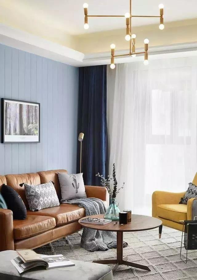 沙发墙装了蓝色护墙板,很清爽的颜色,皮质沙发增加质感,柠檬黄边椅让