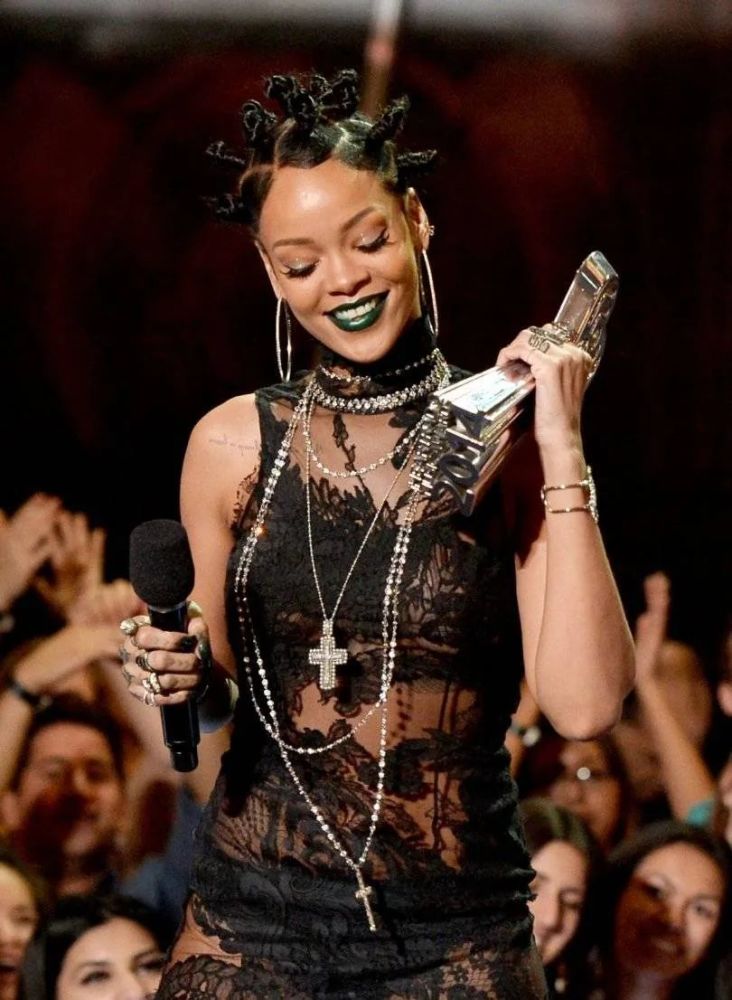 从几近破产到身家110亿,33岁的蕾哈娜成为最会做生意的女歌手!