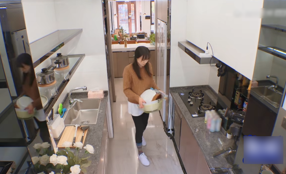 参观郑爽住的豪宅,拥有独立的大院子,室内还有自制"小沙滩"_腾讯新闻