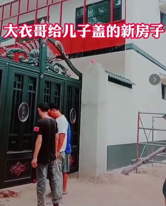 大衣哥别墅添新家具,70老头紧跟拍摄抢镜,大衣嫂戴墨镜潇洒自信