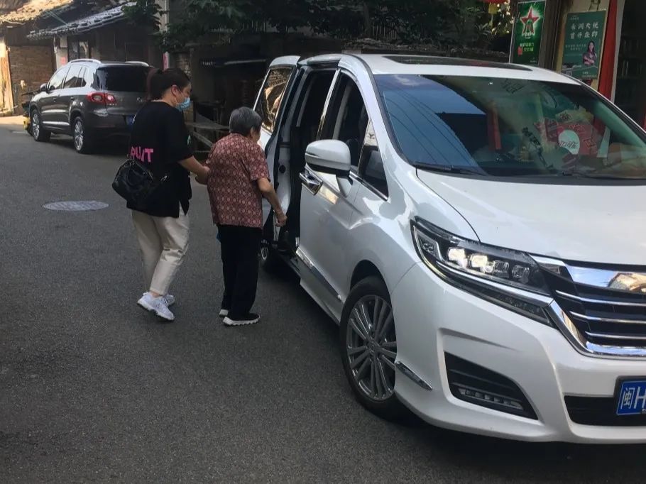 疫情防控上门接送免费体检为老年人接种疫苗开设爱心通道