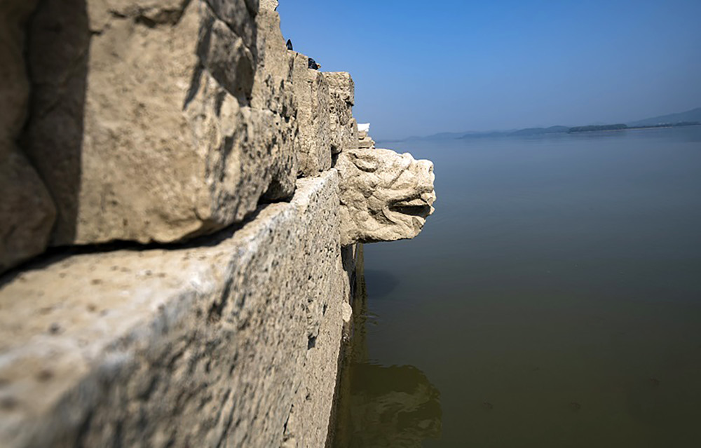 为迎水面(又叫逆水面)和顺水面,从桥墩迎水面呈锥状坚挺的分水金刚墙