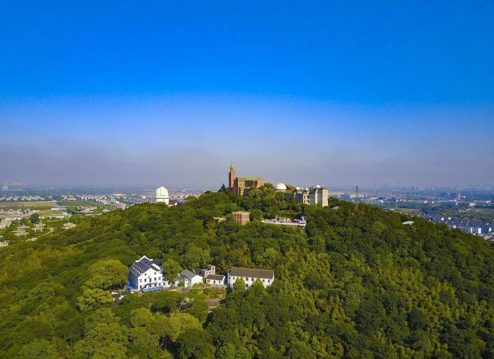 这座山备受游客喜爱,如今随着上海旅游产业的逐步兴起,佘山对外的