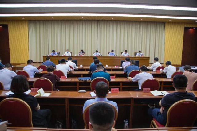 州领导巴德玛拉,刘自重,周忠宇,李荣年,韩守领参加会议;州党委副书记