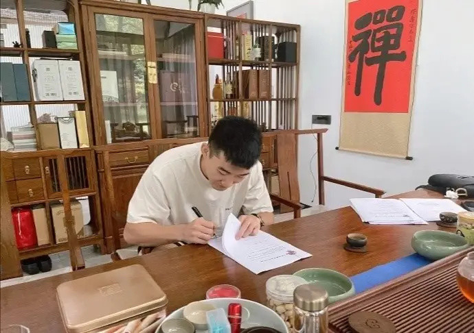 上海队 CBA3消息：孙铭徽顶薪签约，小巨人被NBL看中，李春江爱子赴广州
