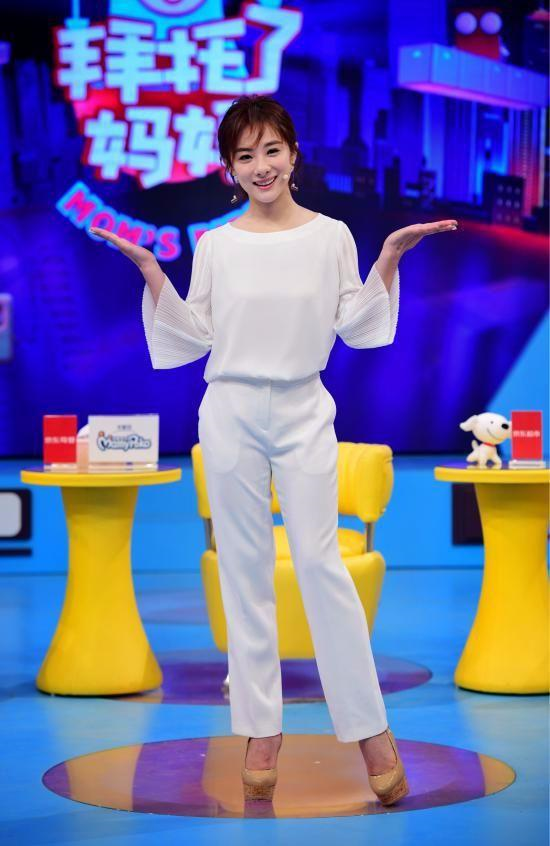 刘璇气质越发高级,一袭黑色丝绒连衣裙高贵优雅,差点认不出