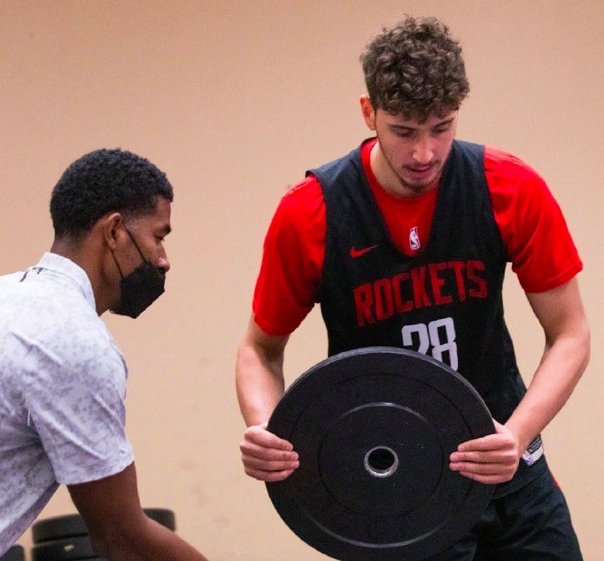 nba NBA-姚明待遇？火箭给16号秀申京配翻译，夏联首战15＋15＋4帽