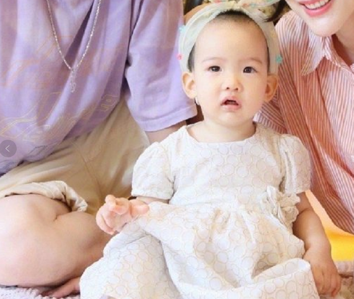 刘璇晒一家四口全家福小女儿穿公主裙粉衬衫让妈妈变温柔