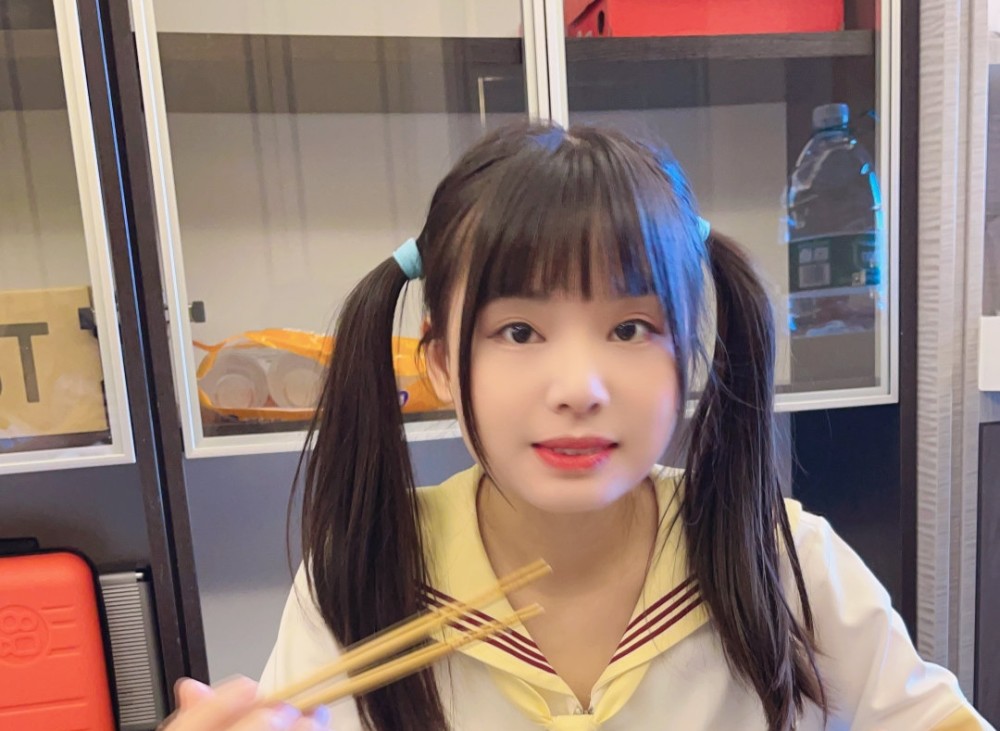 火线妹真实颜值:"无美颜镜头"淡妆出镜,瘦瘦的,简直判若两人