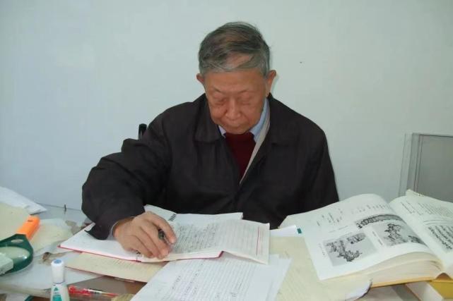 师从史学大师唐长孺,协助整理吐鲁番文书讣告中称,朱雷教授毕生致力于