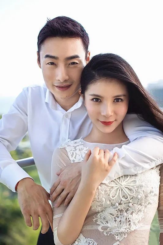 "奥运冠军"夫妇何姿秦凯,退役后结婚生子,但是衣品魅力不减