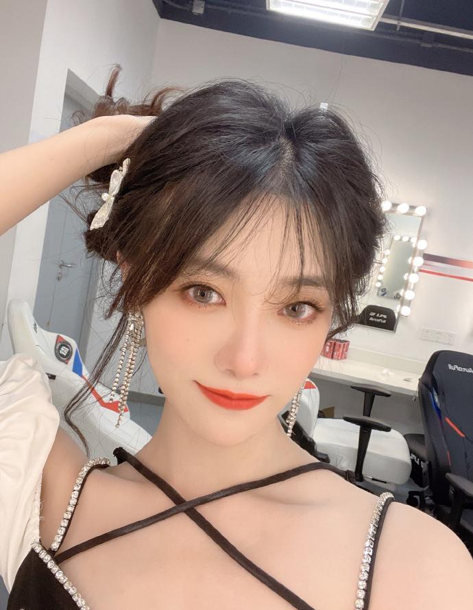 小钰露腰装太惹眼一丝赘肉都没有rookie看了忍不住别黑我女朋友