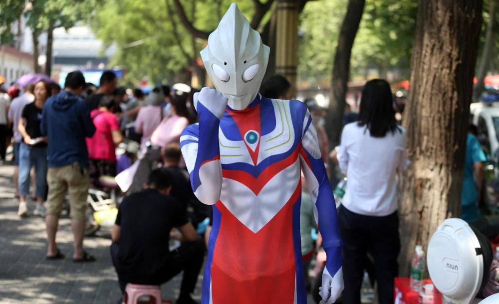 河南现"最牛陪考团",有人扮奥特曼送祝福,有人瞒着孩子在考场外打地铺