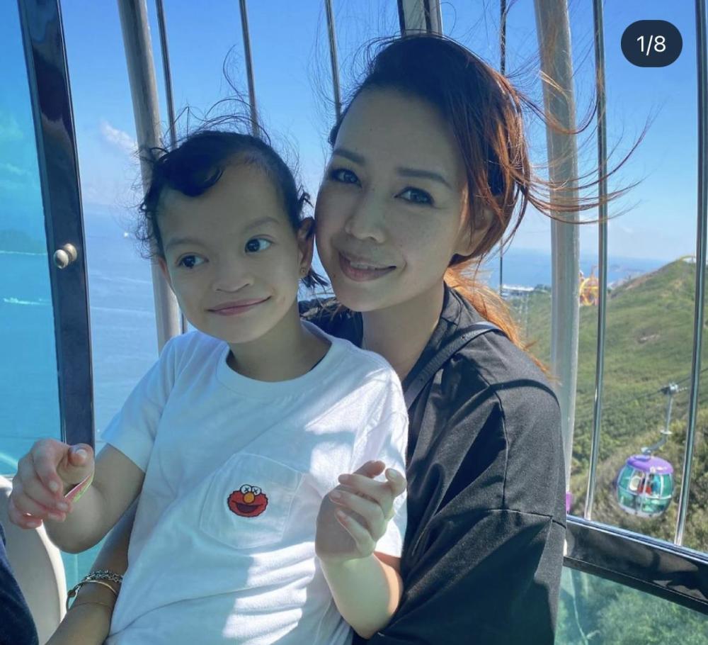 钟丽淇带女儿出海游水姐妹合照妹妹更显年长长女患病发育迟缓