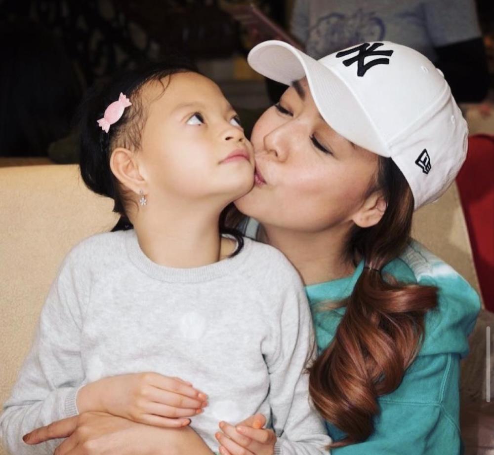 钟丽淇带女儿出海游水姐妹合照妹妹更显年长长女患病发育迟缓