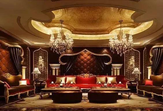 位开夜总会的老板也有过一段往事,这个人就是天上人间的幕后大哥覃辉