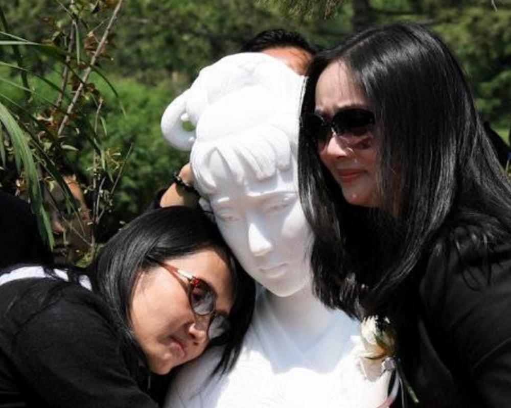 07年林黛玉陈晓旭葬礼上邓婕痛哭不止唯独她面露笑容