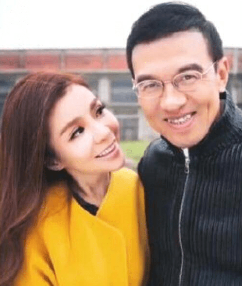 她和丈夫王志与2004年奉子成婚,两人在湖南衡东县举行婚礼,同年,朱迅