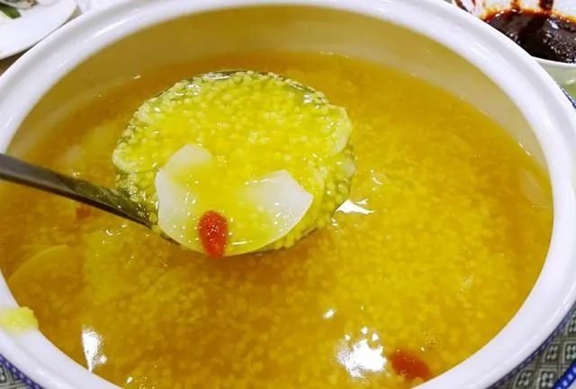 材料:小米50克,百合5克,冬瓜100克.