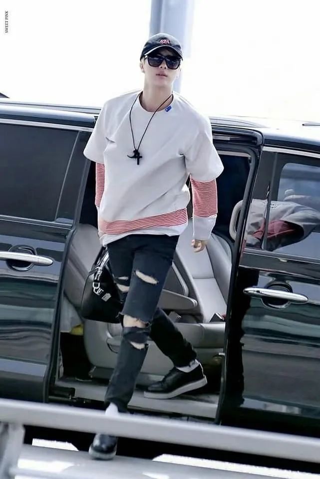 与大家分享jin金硕珍的机场时尚!