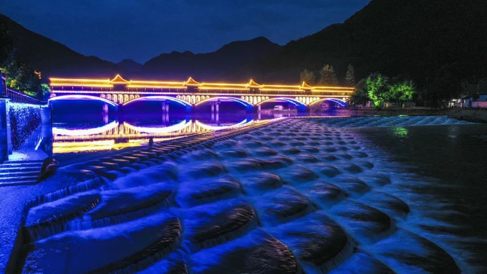 脱掉鞋子,挽起裤腿——来龙鳞坝,就是打算"湿身"再回去.