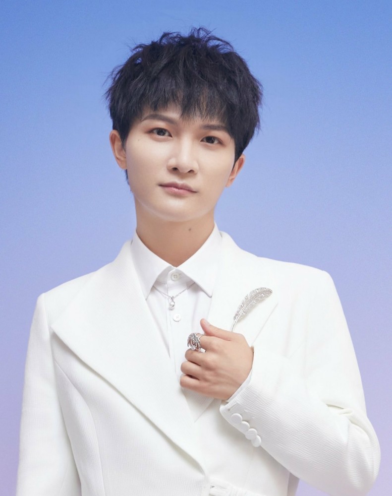 周深因白t数量意外暴露住处,网友:这房子好熟悉,泪目!