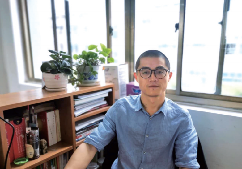 高考前,衢州一中高三(2)班班主任,语文老师舒礼浩特地给自己剃了一个"