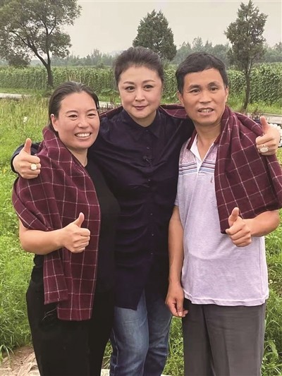 "谢大脚"(中)与"小英夫妇"在瑞安田野中合影(资料照片)温州网讯"她怕