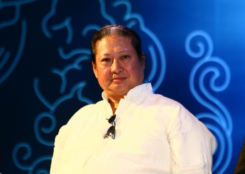 69岁洪金宝瘦到"认不出",儿媳说是"断食减重法",身体更加健康