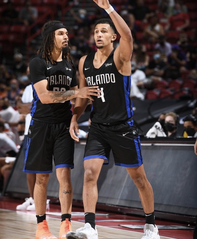 出现过几次大比分的比赛,分别是灰熊队104:65击败爵士蓝队,爵士白队87