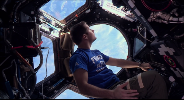 东京奥运会闭幕式上展现的巴黎8分钟视频当中,法国宇航员托马斯用