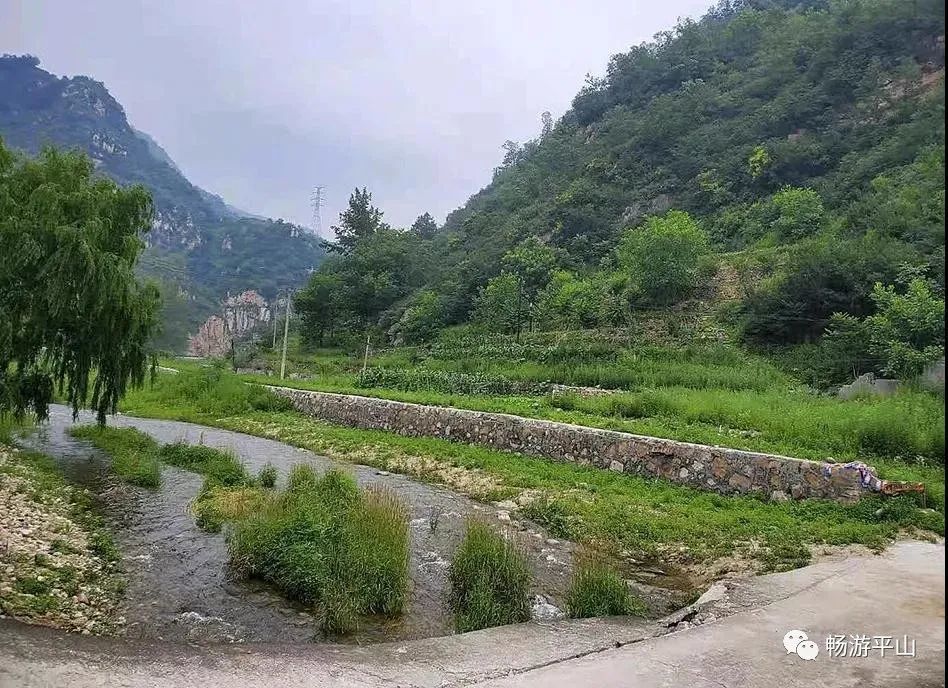 美麗平山雨過山村景色新