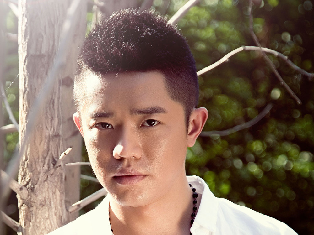 网曝凤凰传奇曾毅出事,内蒙古录节目左腿骨折,坐轮椅画面曝光