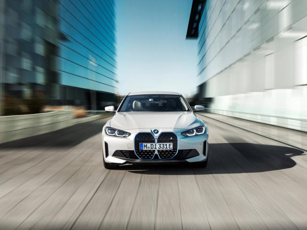 一面现在 一面未来全新奔驰c级和宝马i4怎么选 腾讯新闻