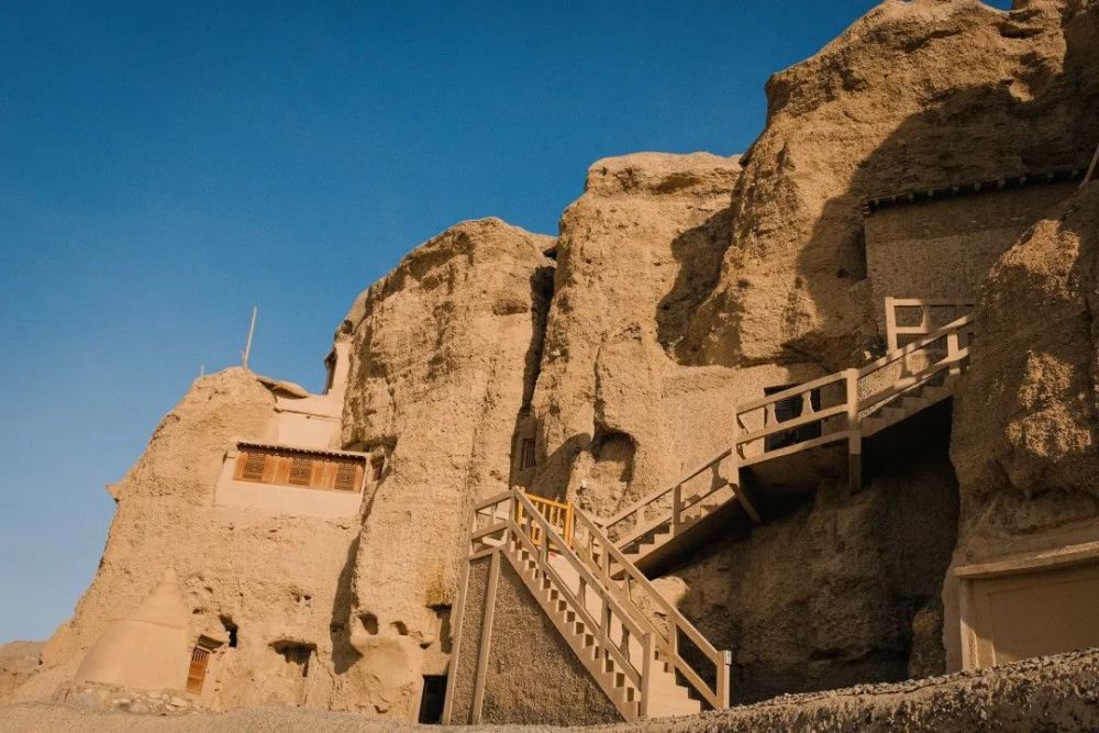 其实除了莫高窟,敦煌周边还有西千佛洞,瓜州榆林窟,东千佛洞,肃北五个