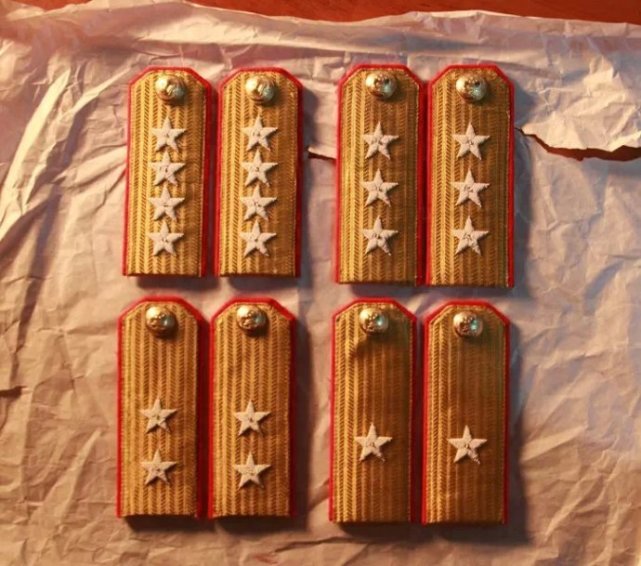 军衔标志由领章改为肩章,特级上将,一级上将,二级上将的肩章上分别是