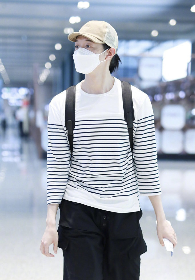 霍尊恋情风波后首现身机场