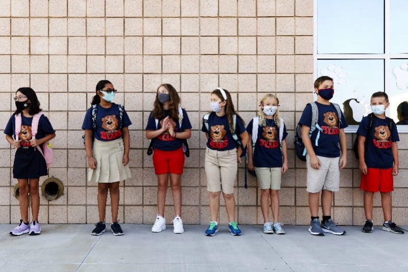 8月9日,在美国内华达州亨德森,学生抵达学校准备开学.新华社/美联