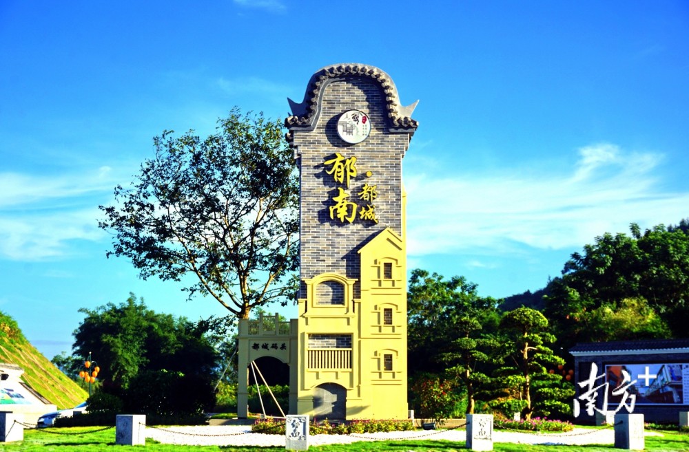 日前,广昆高速公路郁南(都城)出入口路段令人眼前一亮,以前乱搭乱建和