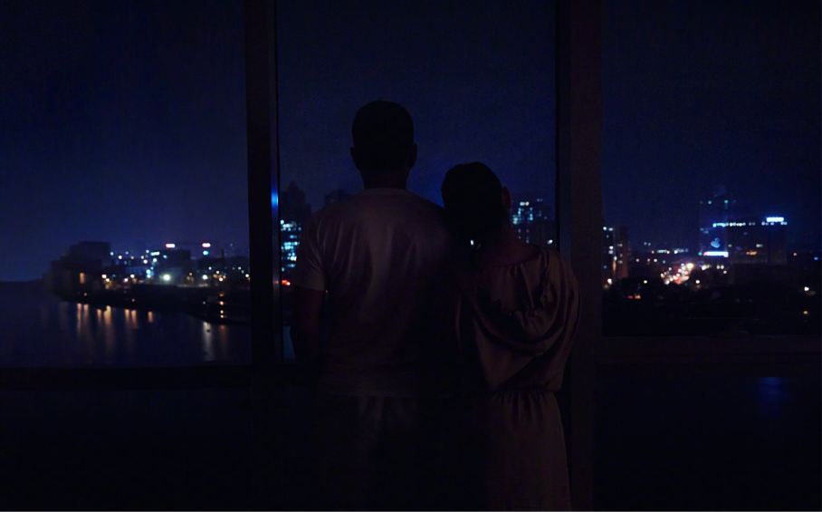 秦海璐晒与王新军背影照庆生,挽手吃蛋糕太恩爱,43岁被宠成少女_腾讯