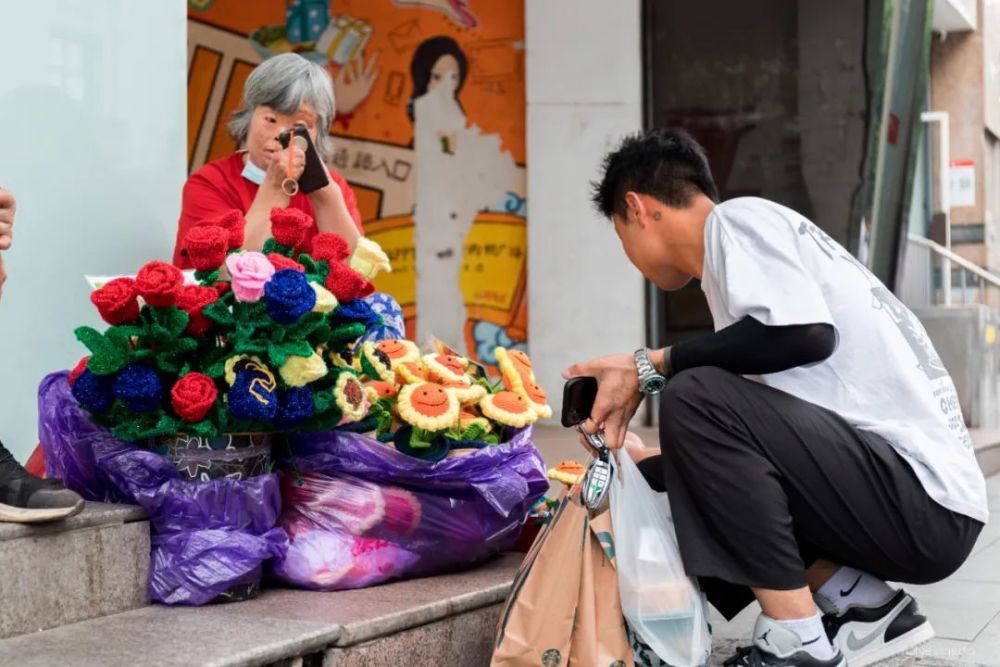 江汉路卖花婆婆的世界里只有用力生活