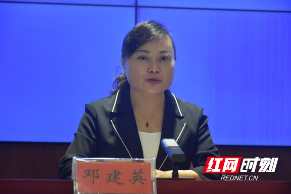 州卫健委党组书记,主任邓建英进行新闻发布,通报了湘西州近期新冠肺炎