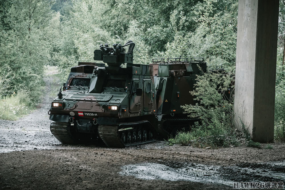 bvs10全地形车的内部照片,可以看到驾驶员和车长都配备了多功能显示屏