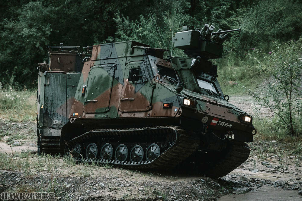 bvs10全地形车的内部照片,可以看到驾驶员和车长都配备了多功能显示屏