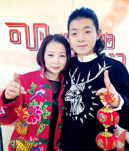 和妈妈牵手逛街拍写真2岁父母离异的霍尊被曝恋情为何不回应