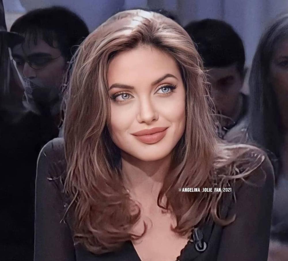 性感女神安吉丽娜朱莉颜值身材巅峰时期惊艳众人