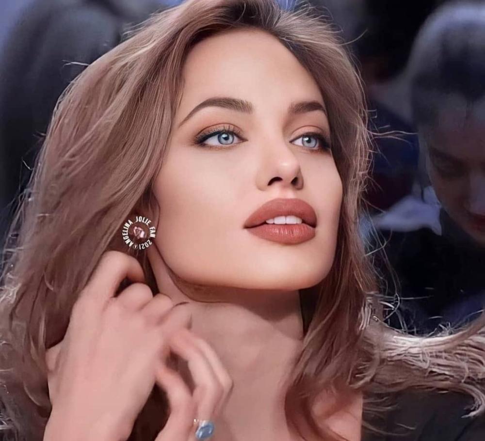 性感女神安吉丽娜朱莉颜值身材巅峰时期惊艳众人