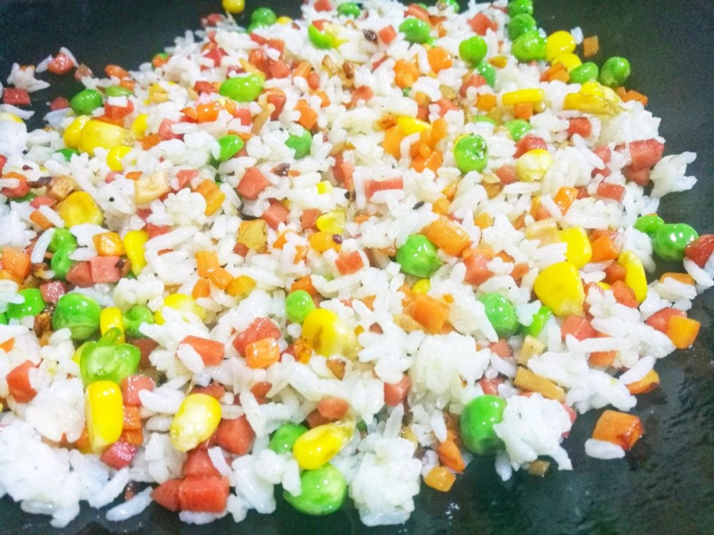 自制家庭版的扬州炒饭,一点也不难,颜色艳丽,家人都爱吃_腾讯新闻