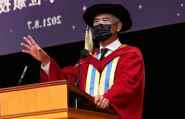 周润发获颁荣誉博士,66岁满头白发,挡不住迷人风采